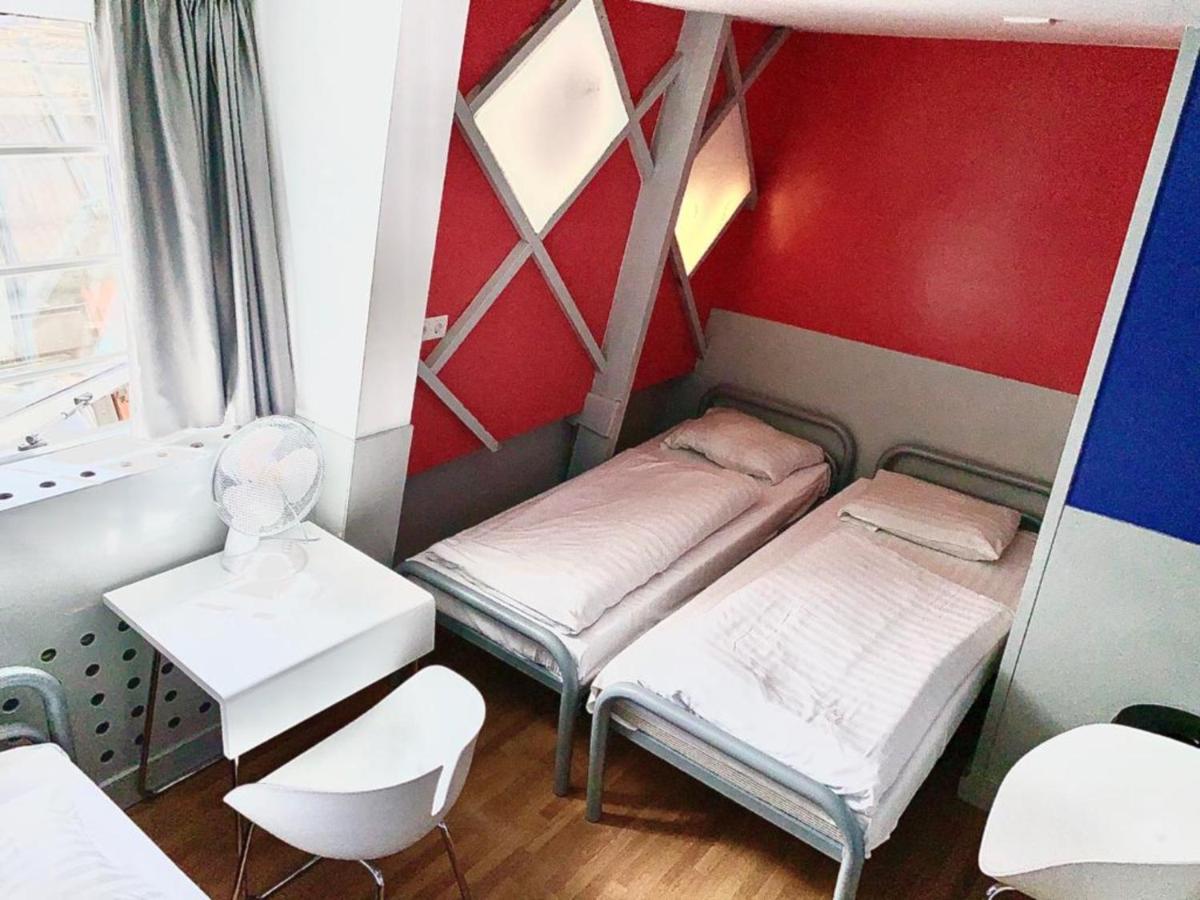 Quarto Triplo com Banheiro Compartilhado