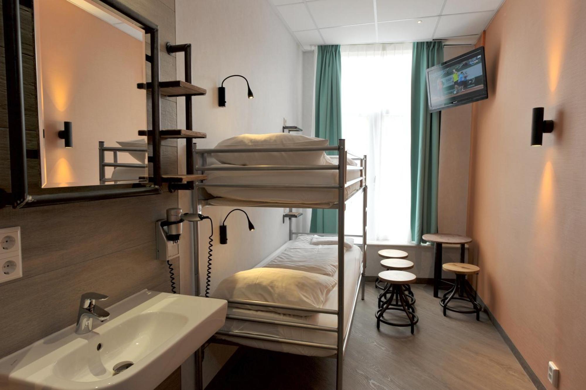 Quarto com 2 Camas de Solteiro e Banheiro Compartilhado