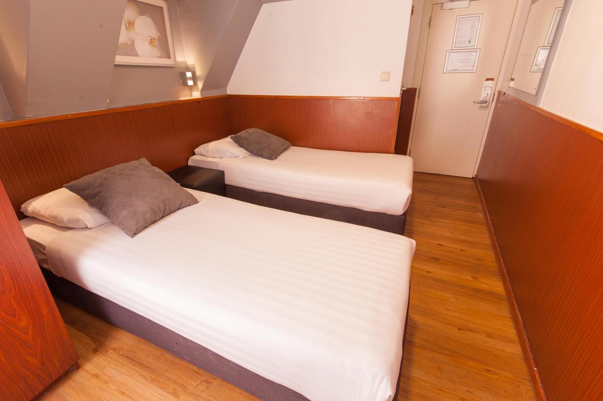 Quarto com 2 Camas de Solteiro