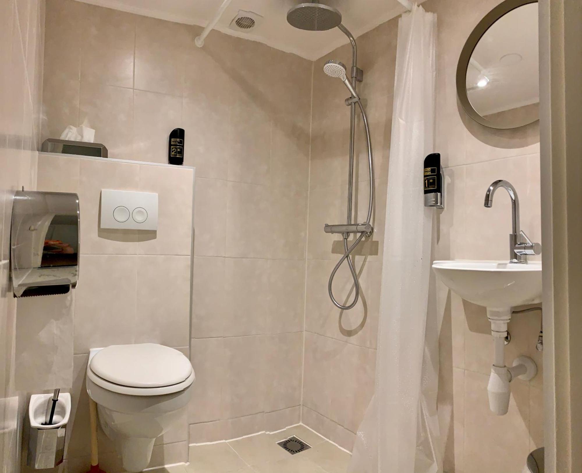 Zweibettzimmer mit eigenem Bad