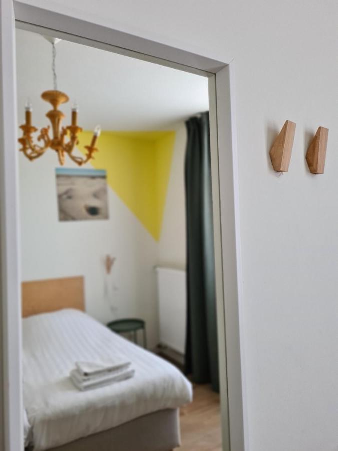 Zweibettzimmer mit eigener Dusche und Gemeinschafts-WC
