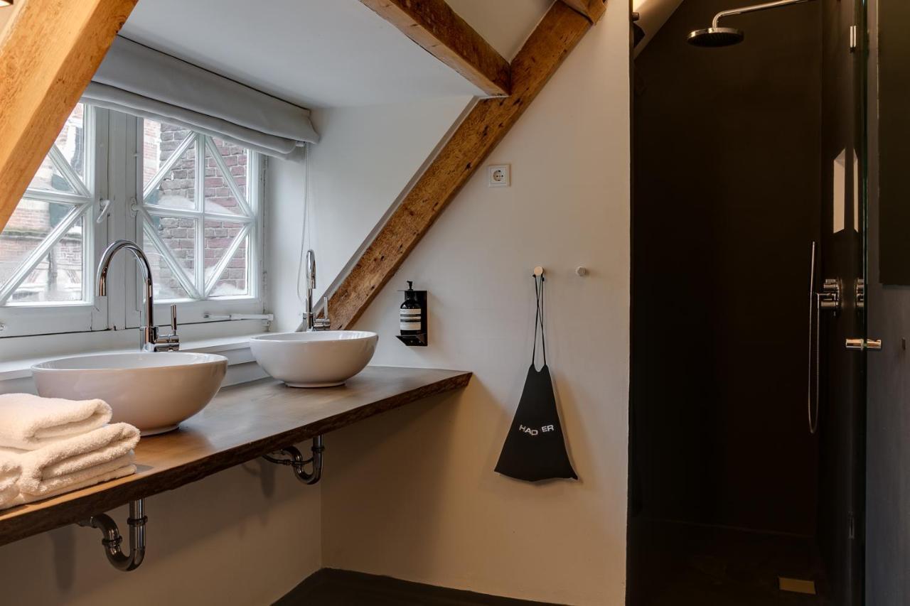 Zimmer mit Bettgestell
