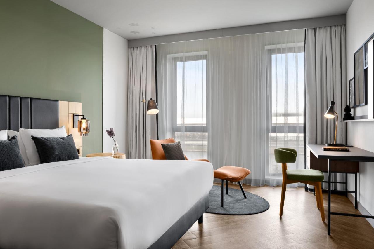 One-Bedroom Corner King Suite with Whirlpool