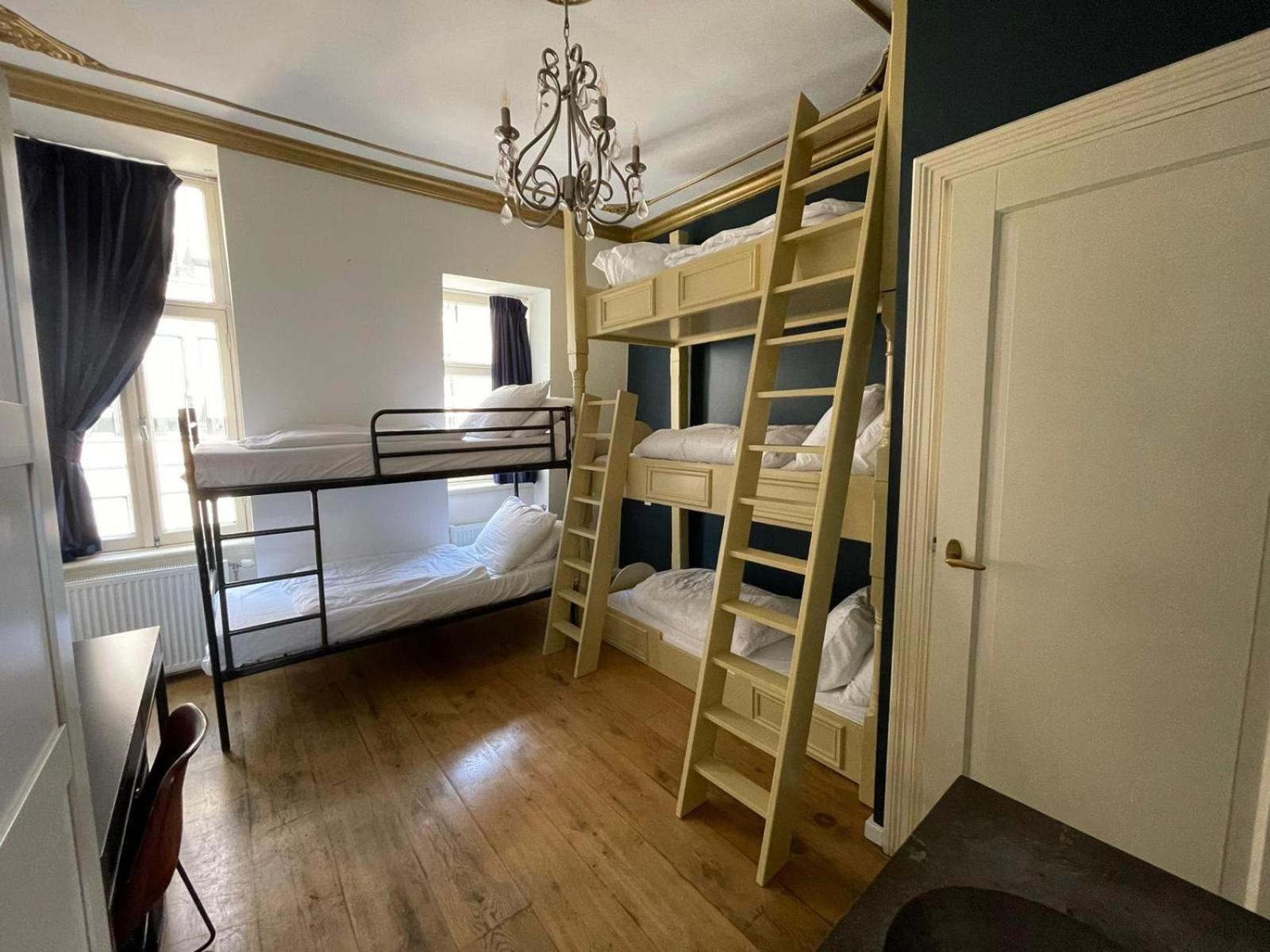 Cama em Dormitório Misto com 6 Camas