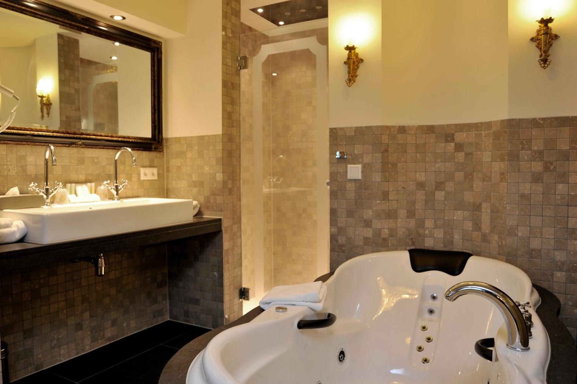 Superior Theme Suite - 1 King Bed 1 Sofa Bed,1588035278:JPEG