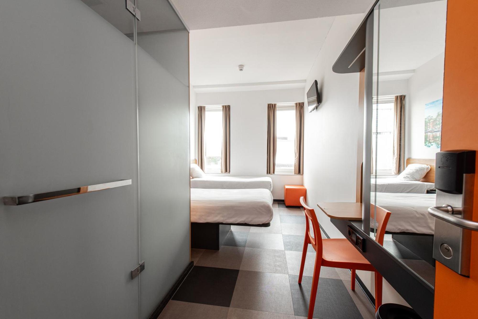 Quarto com 2 Camas de Solteiro