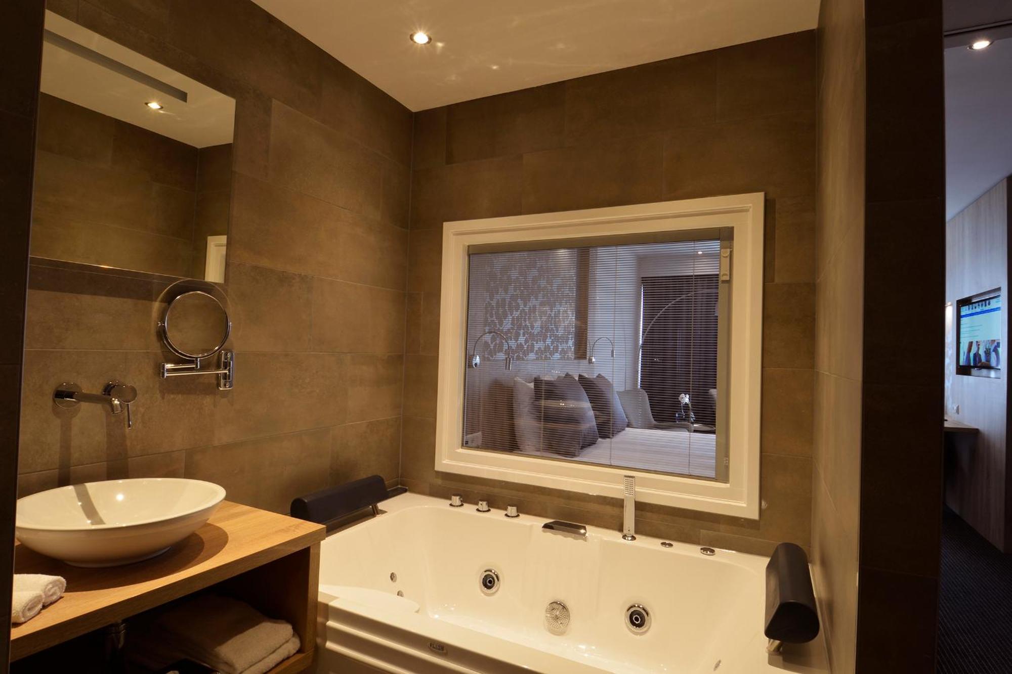 Suite with Hot Tub