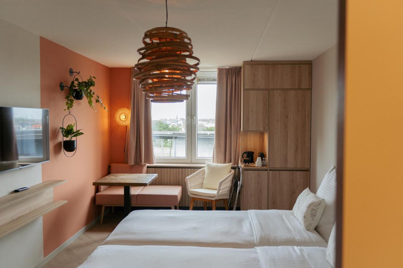 Twin Room with city view and access to elevator