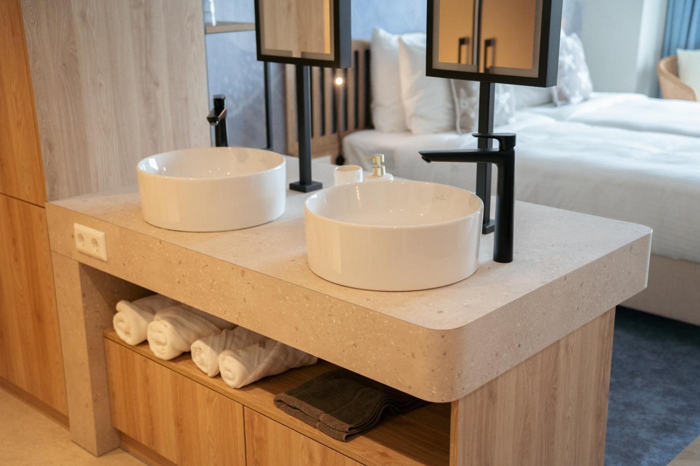 Twin Room with sea view, balcony and access to elevator
