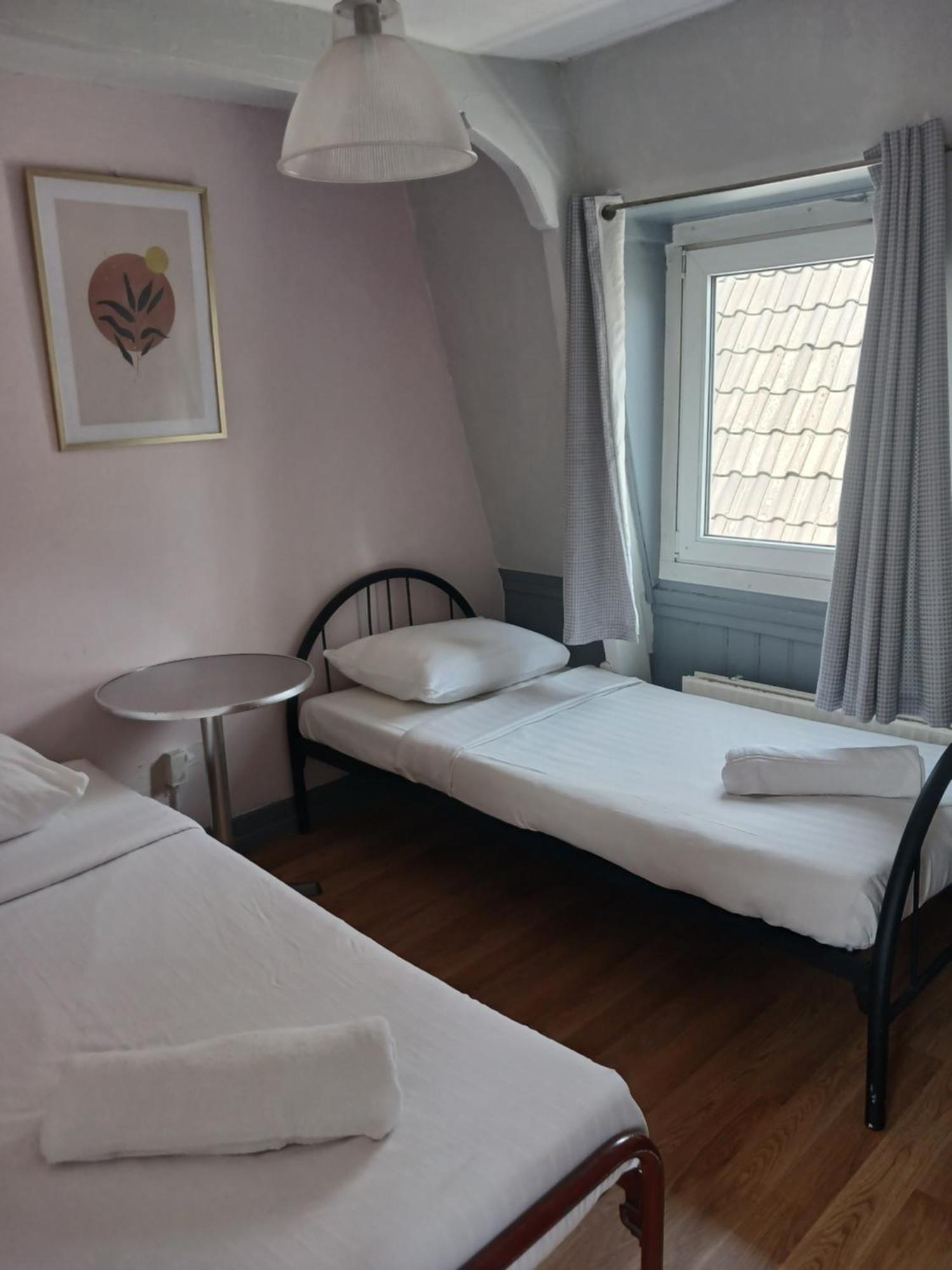 Quarto com 2 Camas de Solteiro e Banheiro Compartilhado