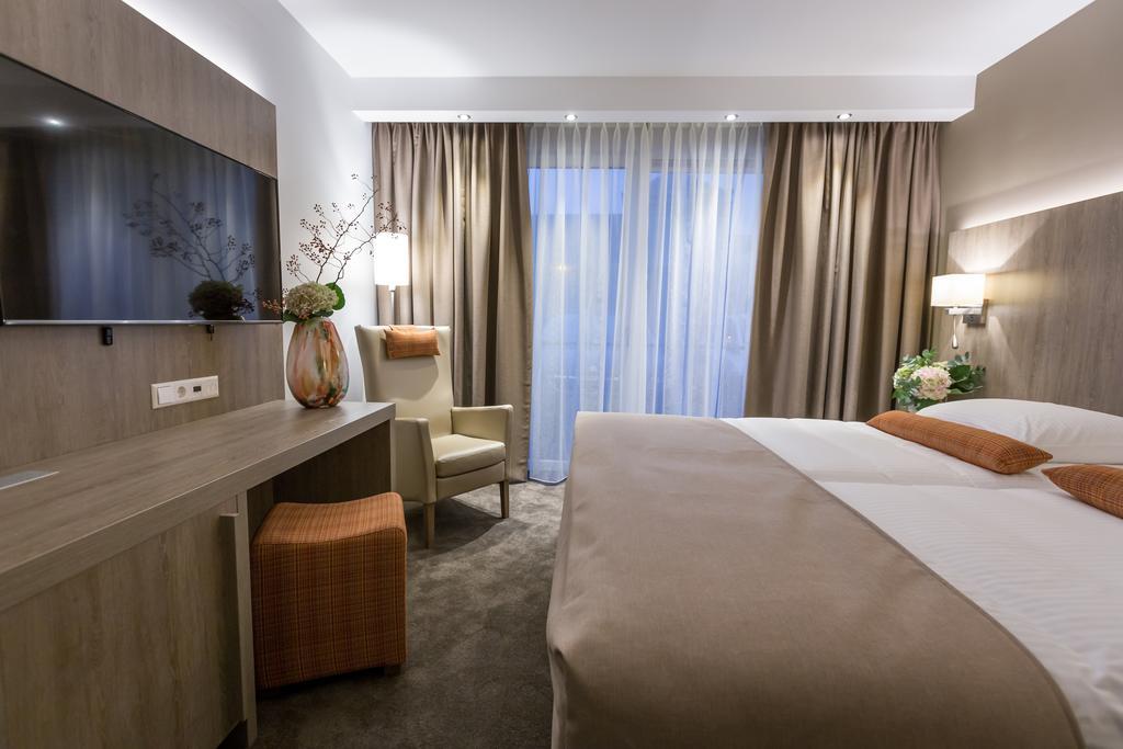 Chambre Double Confort avec Baignoire Spa et Douche à Effet Pluie