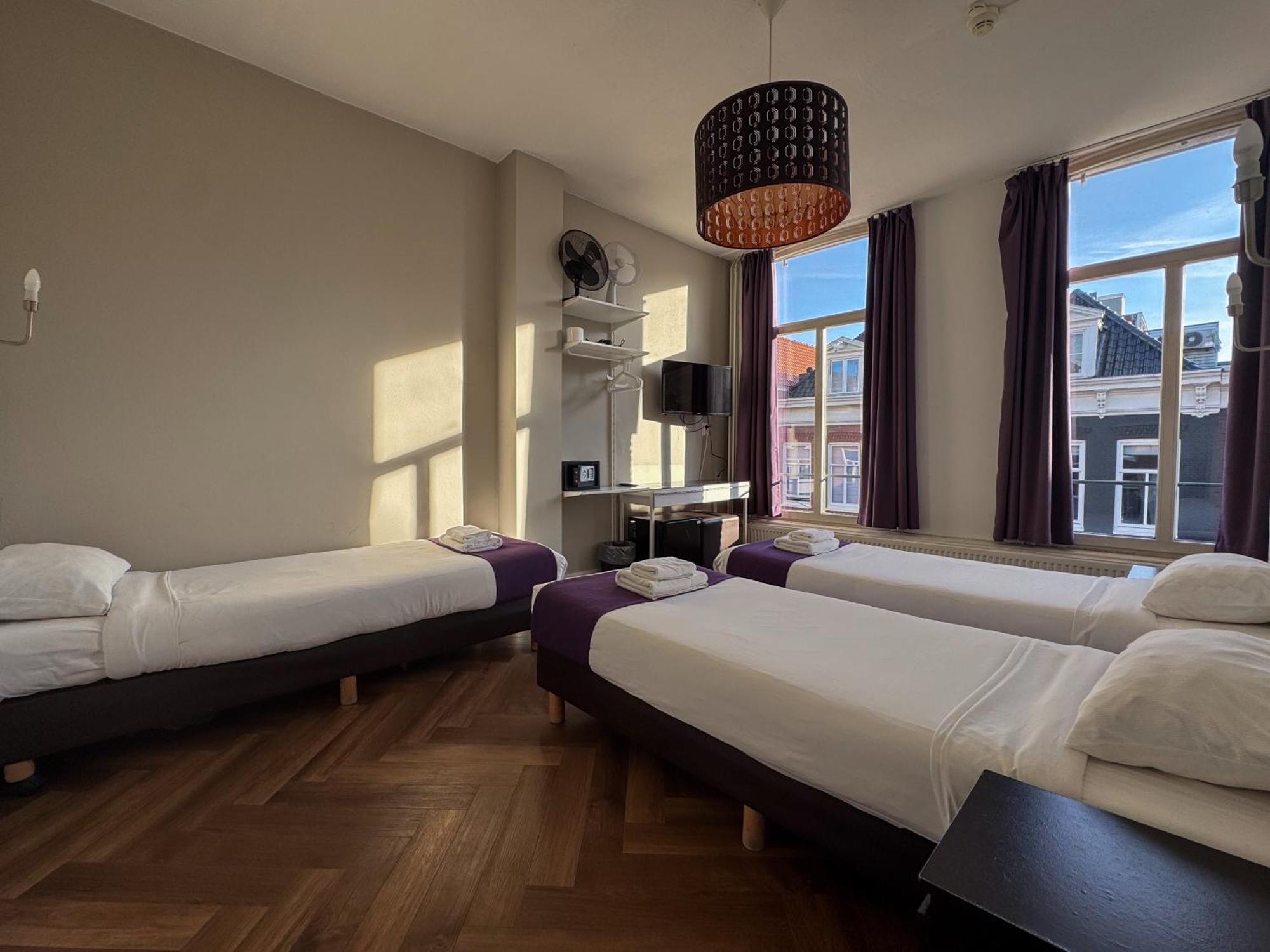 Quarto Triplo Económico com Casa de Banho Partilhada