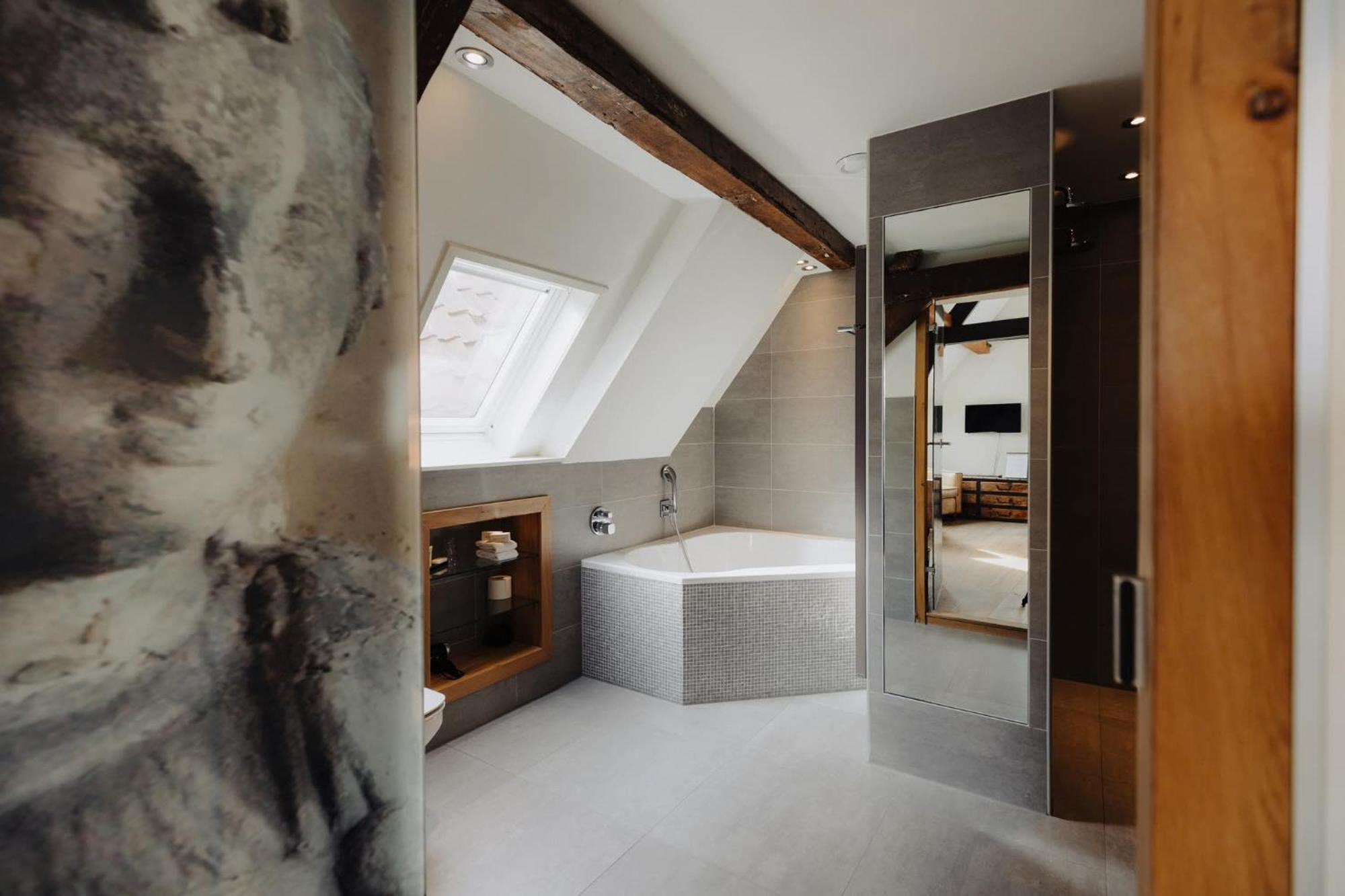 Deluxe Double Room with Bath and Shower,1758375638:JPEG