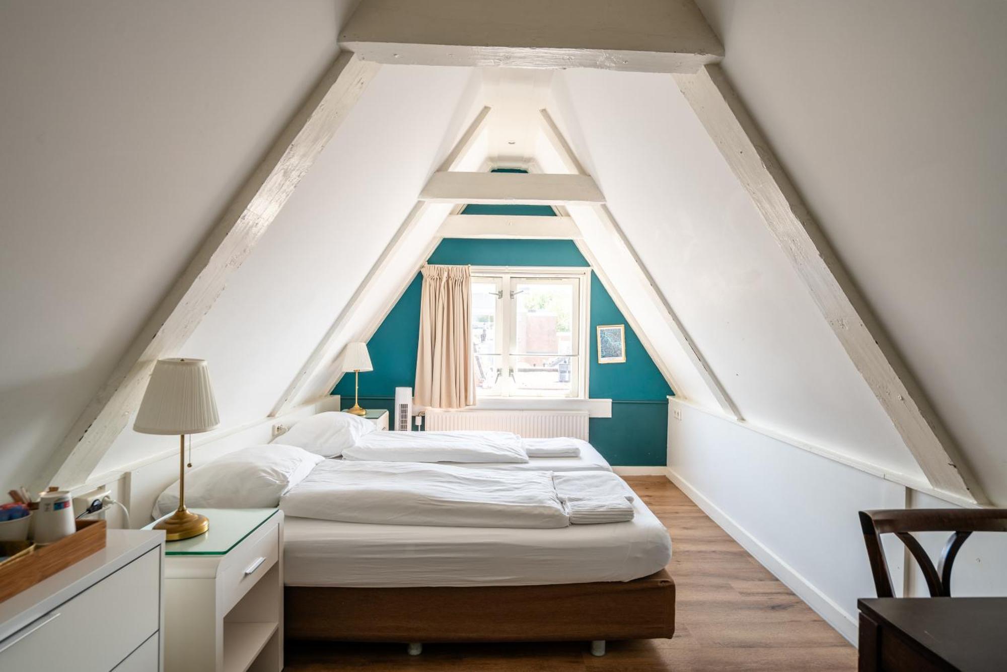 Quarto com 2 Camas de Solteiro