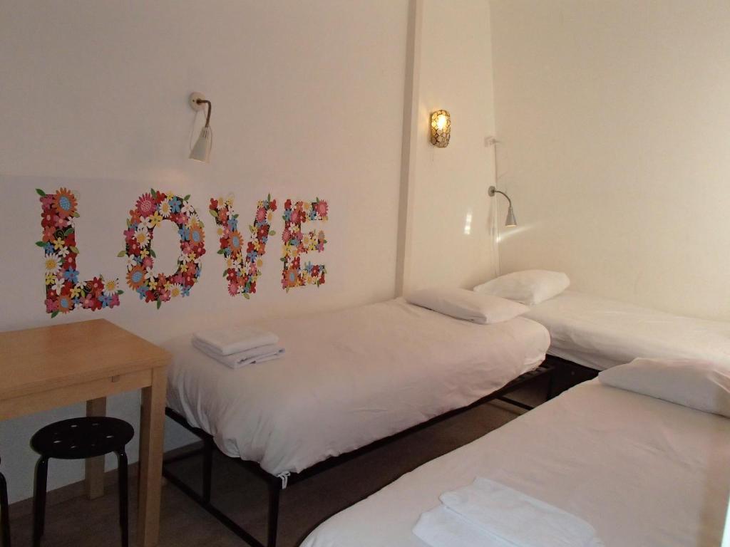 Quarto Triplo com Banheiro Compartilhado