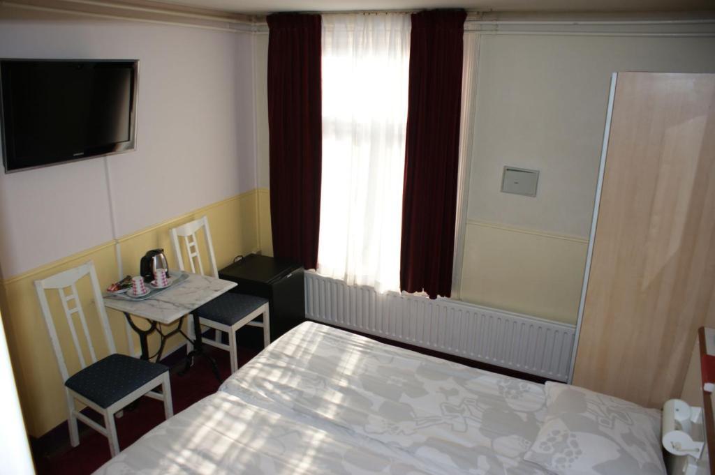 Quarto com Cama de Casal ou 2 de Solteiro