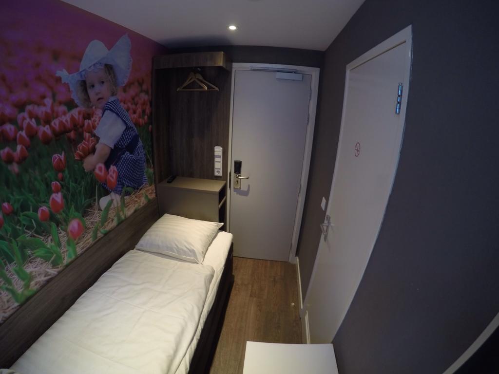 Quarto com 2 Camas de Solteiro e Banheiro Privativo