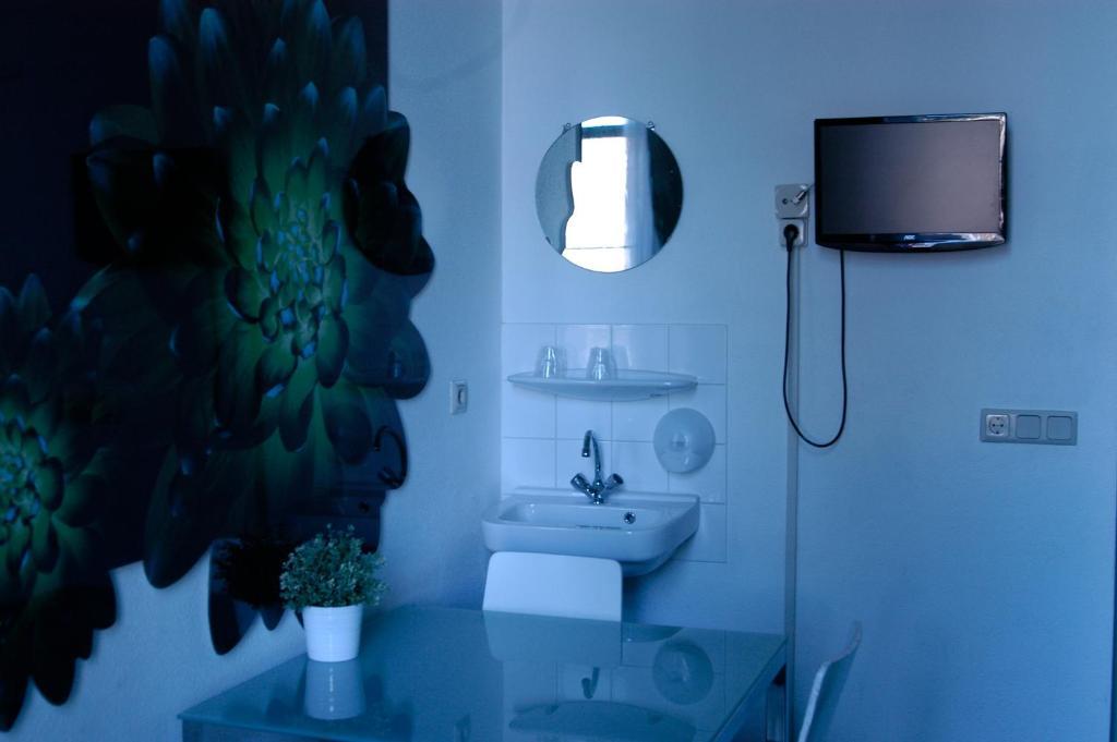 Quarto com 2 Camas de Solteiro e Banheiro Compartilhado