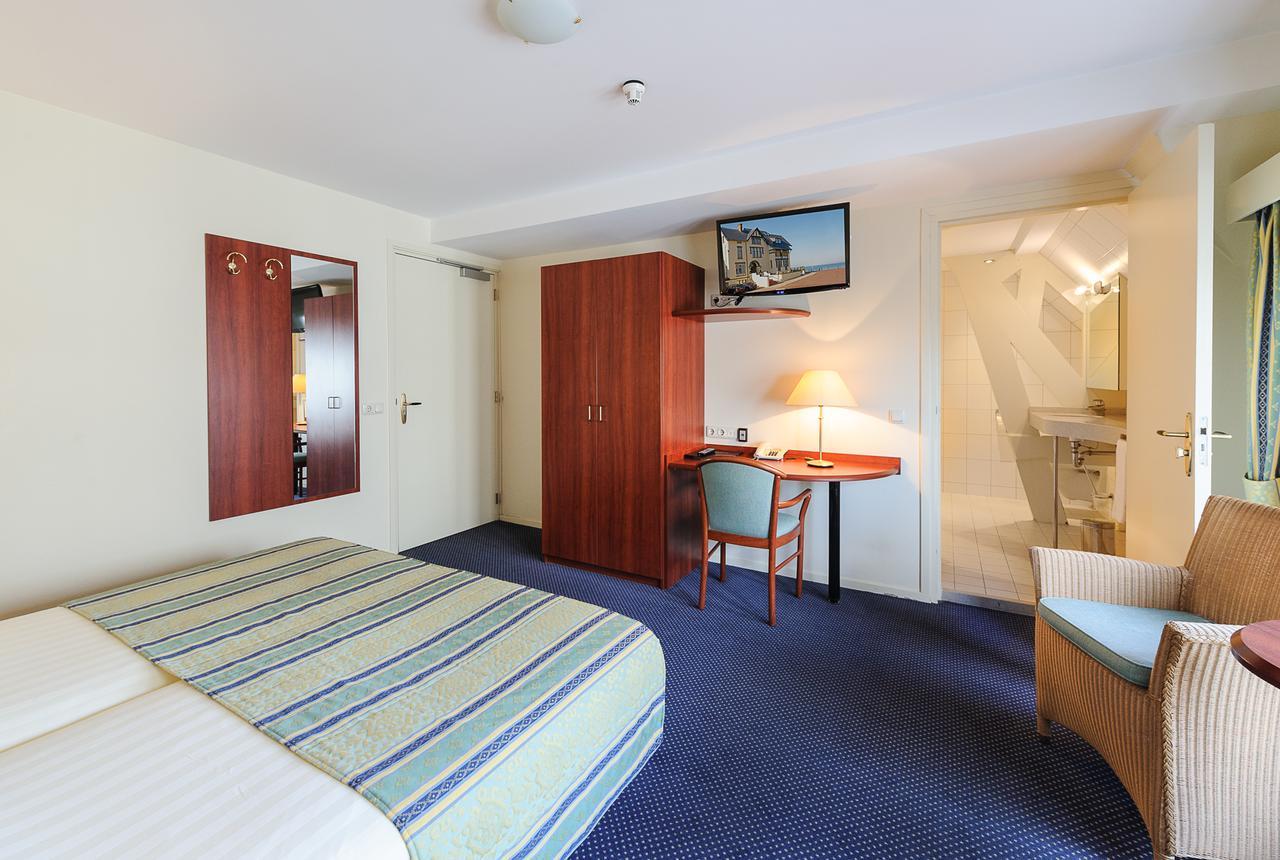 Chambre Lits Jumeaux Supérieure avec Vue Latérale sur la Mer