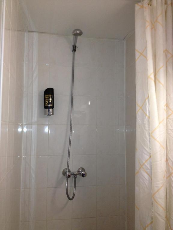 Quarto com 2 Camas de Solteiro e Banheiro Compartilhado