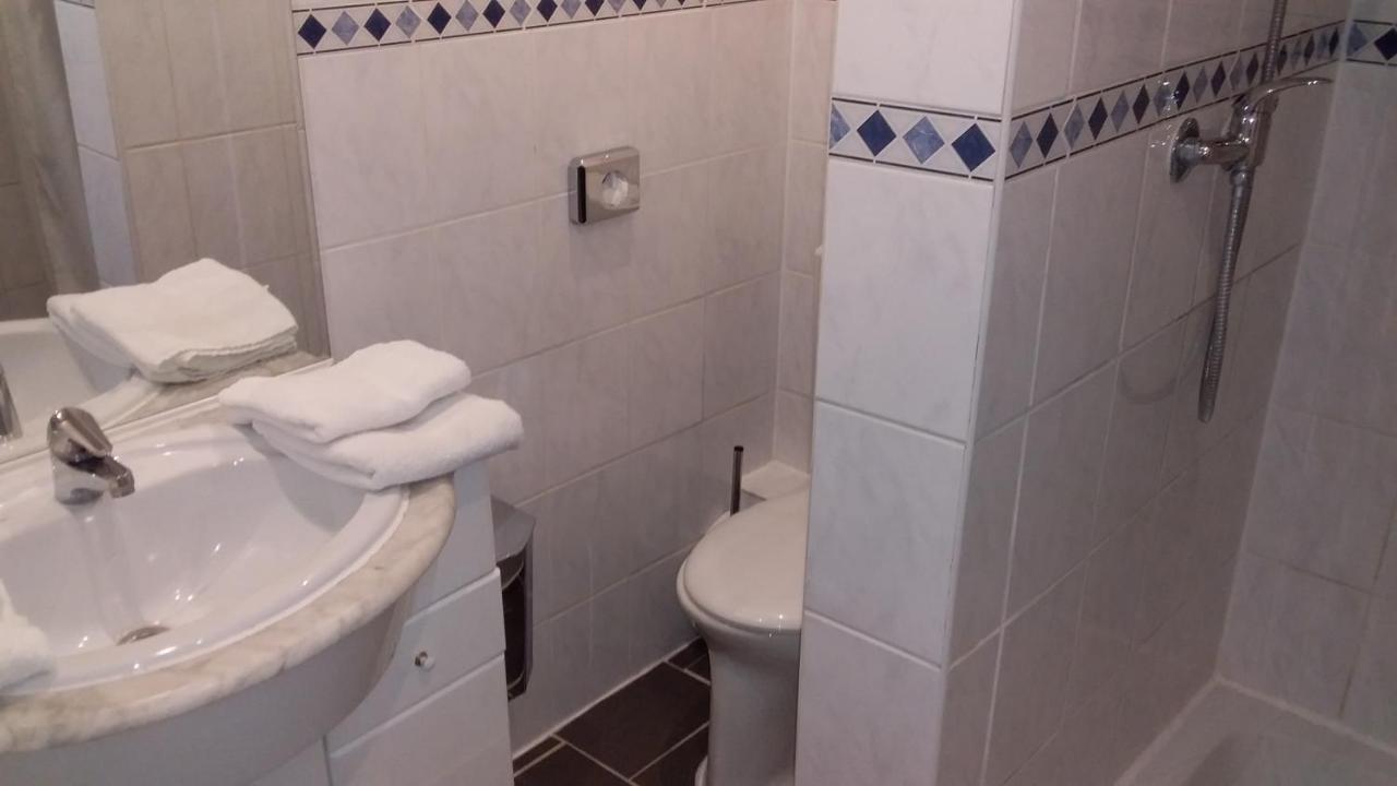 Family Room Private Bathroom,733175677:JPEG