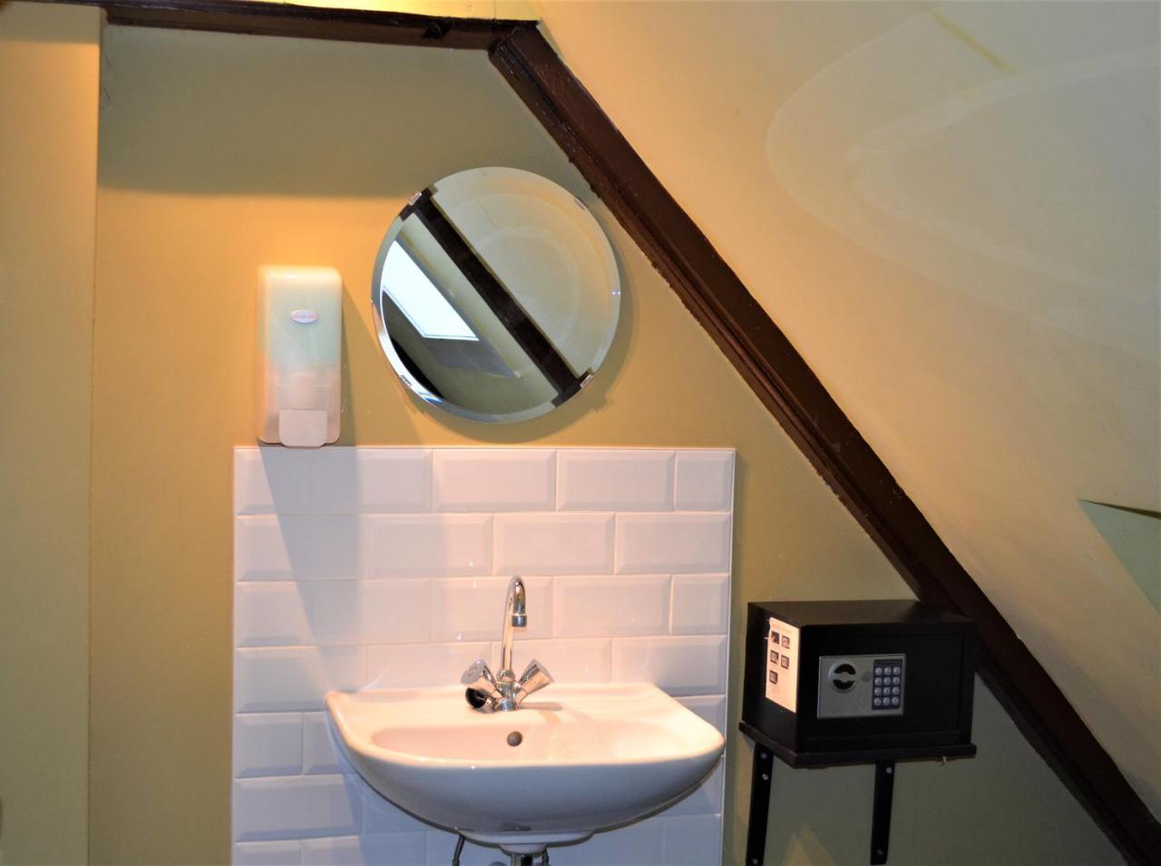 Quarto com 2 Camas de Solteiro e Banheiro Compartilhado