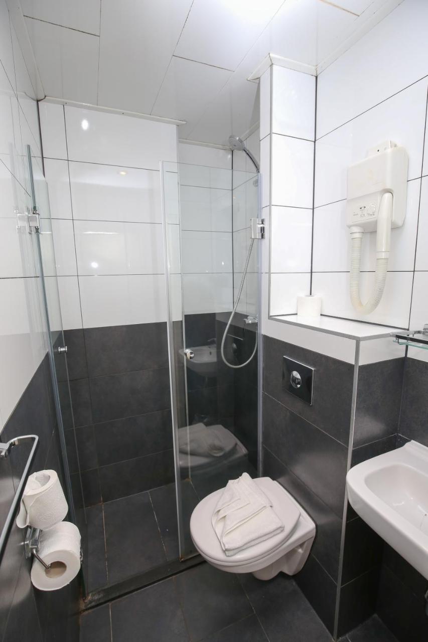 Kleine Tweepersoonskamer met Eigen Badkamer