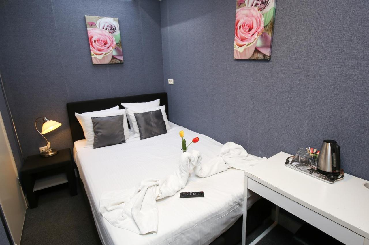 Tweepersoonskamer met 2 Aparte Bedden en Eigen Badkamer