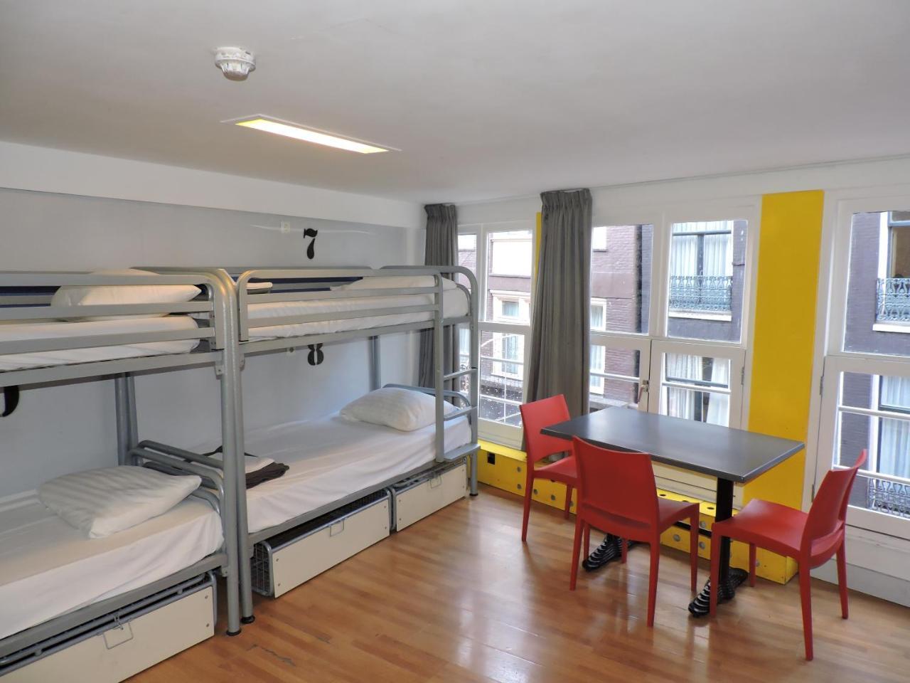 Cama em Dormitório Misto com 10 Camas