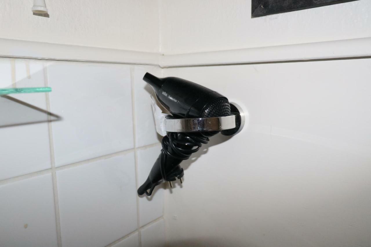 Quarto com 2 Camas de Solteiro e Banheiro Compartilhado