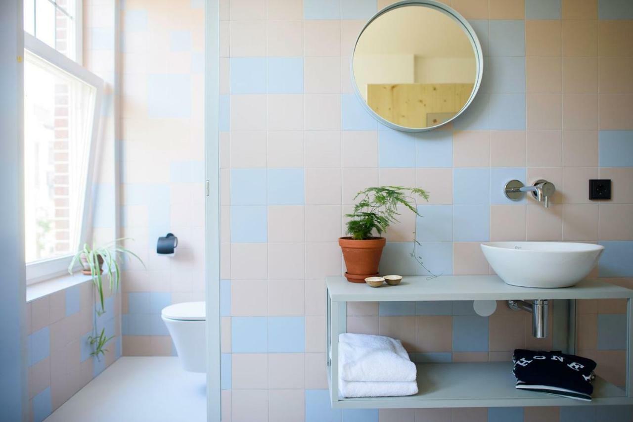 Lit Simple dans Dortoir Mixte