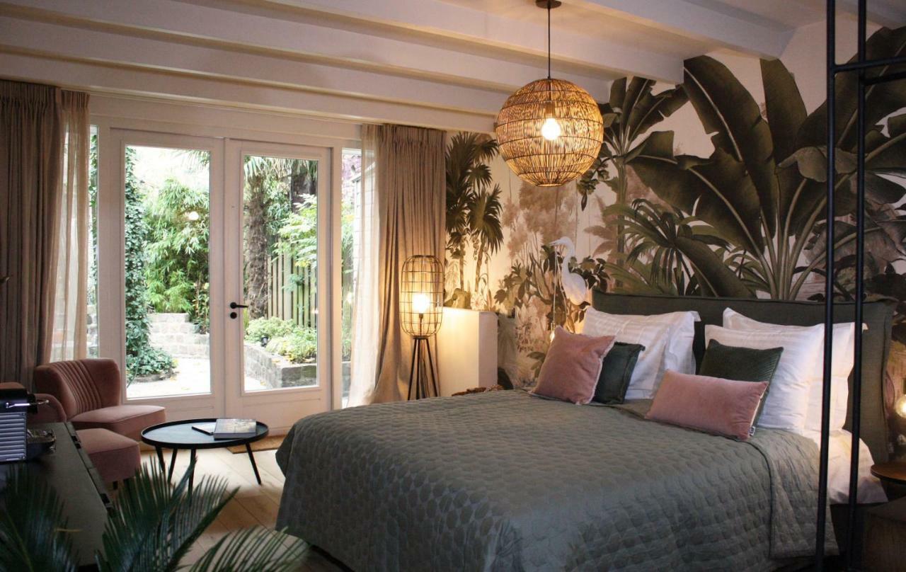 Quarto com Cama King-size e Vista do Jardim