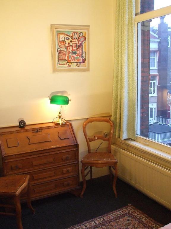 Quarto Básico com Cama de Casal ou 2 de Solteiro e Banheiro Compartilhado
