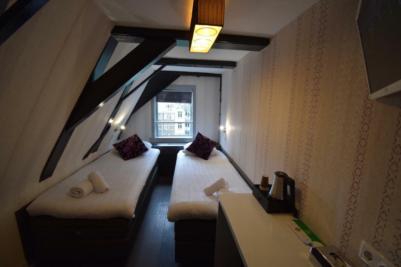 Quarto Pequeno com 2 Camas de Solteiro