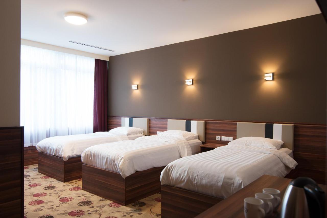 Quarto Triplo com Banheiro Privativo