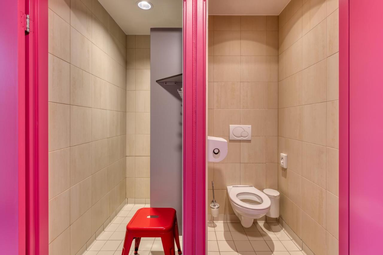 5 Person Room with Private Bathroom and Shower