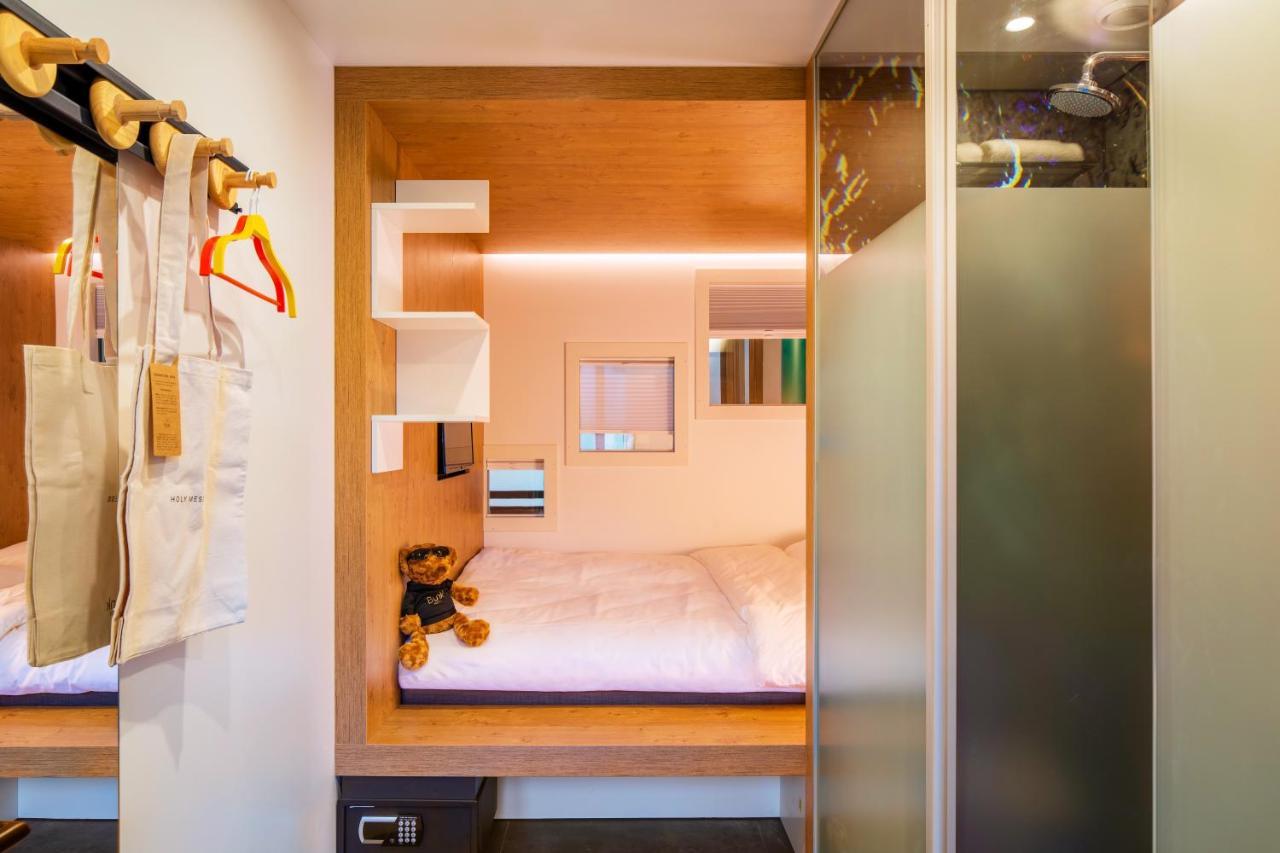 Compact room,990261607:JPEG