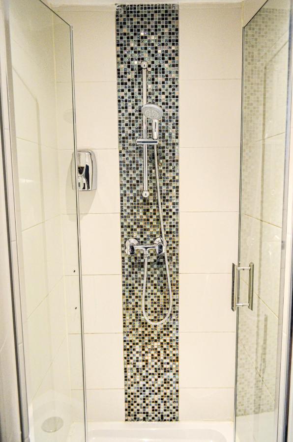 Quarto Triplo com Banheiro Compartilhado