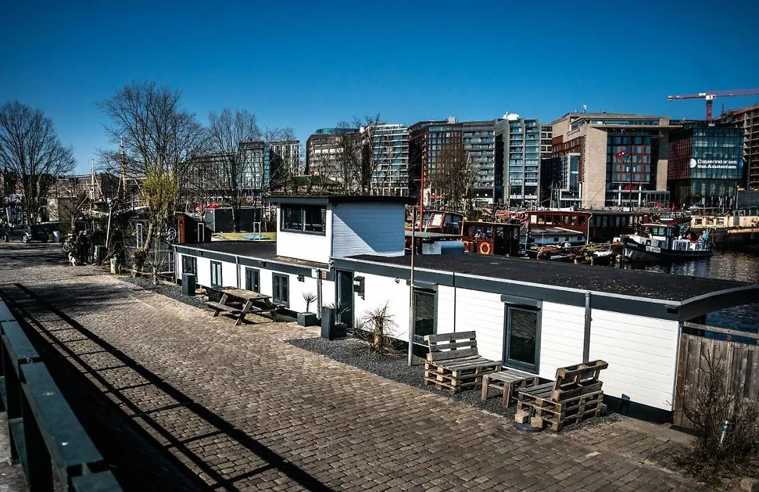 Houseboat-Amsterdam-1