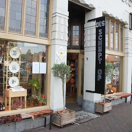 Hip & Stylish Apartment In Center, Near Trainstation, 15 Min Walk-2