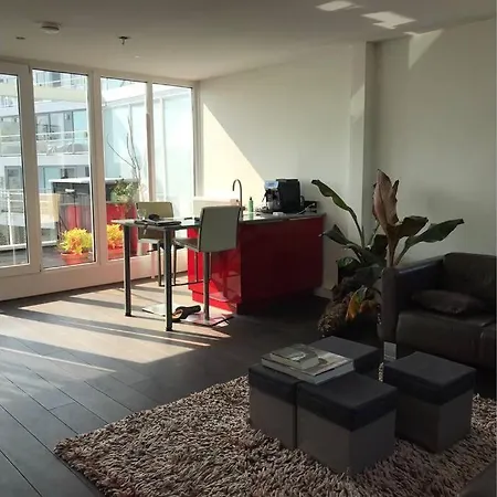 Large And Cosy House On The Water: Free Parking-3