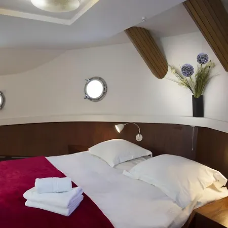 Gp Amstel River Houseboat-2