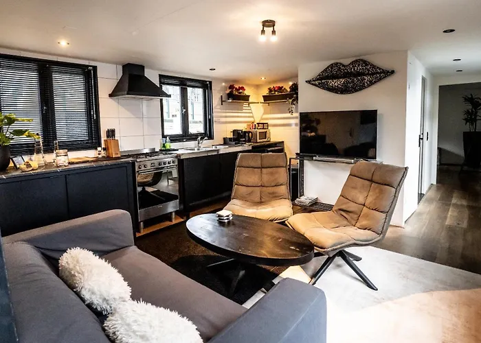 Houseboat-Amsterdam